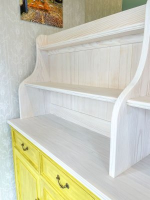 パイン無垢材をホワイトに塗ったナチュラルテイストの棚。