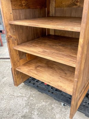 高さ調整ができ、備品をたくさん収納できます。