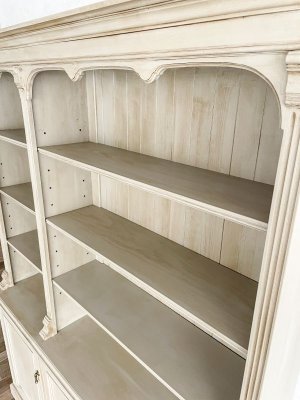 使い古したようなアンティーク加工を施しています。