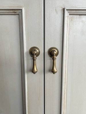 扉の真鍮取っ手は100種類以上のデザインから選べます。