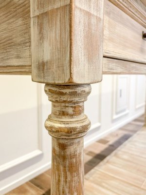 1本1本熟練の職人が彫るろくろ脚