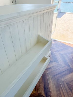 ハワイアンな雰囲気に仕上げたウッドカウンターです。