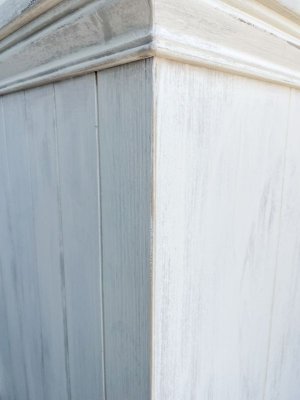 あえて均一でない仕上がりが、無垢家具の魅力。