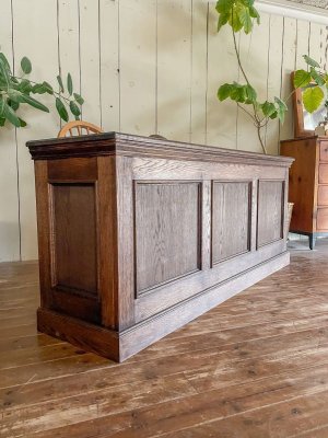 クラシックなデザインの店舗向け受付テーブル