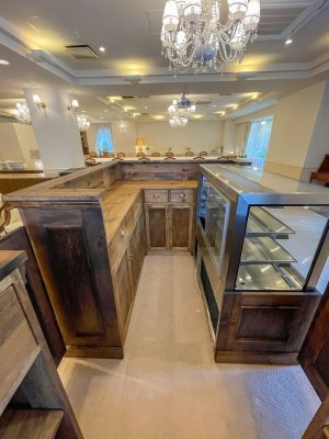 内側は収納と作業台、ショーケースからケーキが取れるようになっています。