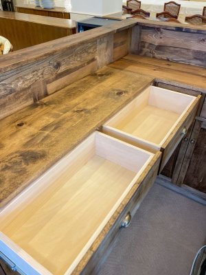 見た目はアンティークでも、スライドテーブルでスムーズな引き出し