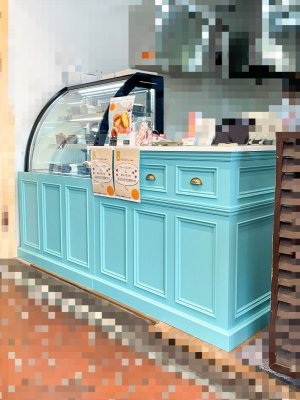 冷蔵ショーケースを内蔵するケーキ屋さん向けのかわいいレジカウンターです。