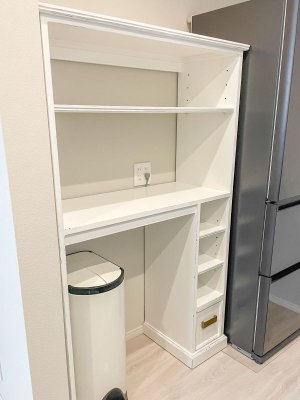 冷蔵庫とのスキマに収まるカップボードです。