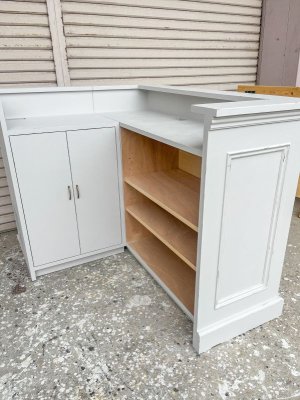 お会計などするトップ天板の下に、作業テーブル付き。