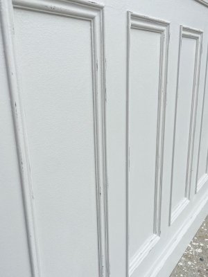 モールディング装飾を施したアンティーク調デザインのレジカウンターです。