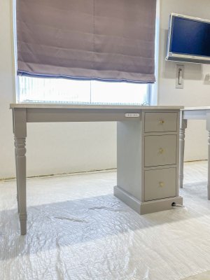 こちらはW1150mm、サイズオーダーできるネイルデスクです。