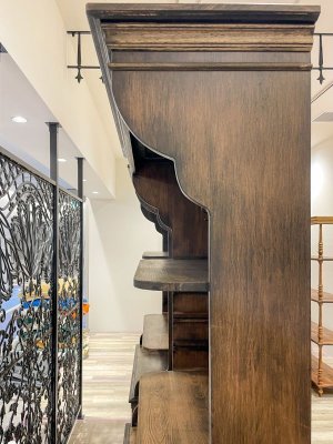 天然木ビーチ材を使って、レトロなデザインを取り込んだアンティーク調キャビネットです。