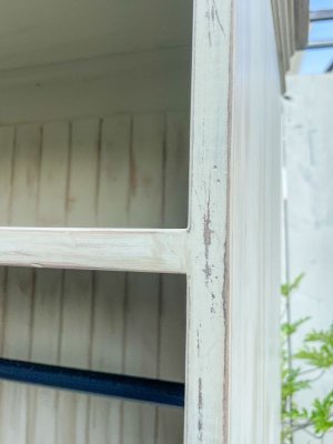 削れて塗装が剥がれた雰囲気の仕上げ