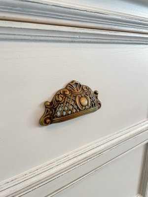 王冠型の真鍮取っ手、100種類以上のデザインから選べます。