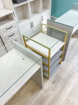 ガラス天板から透ける大理石棚がかわいい