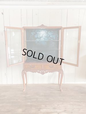 ディスプレイが映えるガラス棚のキャビネット。