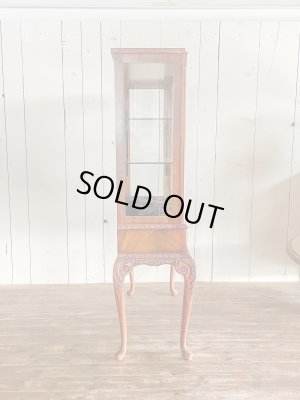 奥行きは360mmと浅いガラスキャビネット。