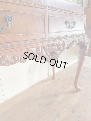 足元に張り出した立体的な彫刻装飾。