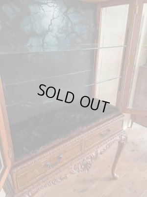 高さ変更できるガラス棚。