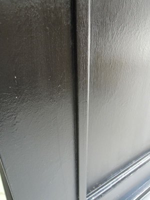 艶のあるブラックペイントで、老舗パブの壁のような趣き