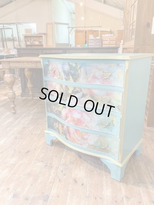 収納力のある4段チェストです。