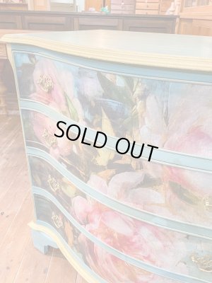 アート感のある目を引くアンティークチェスト