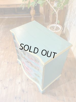 天板と引出しがアーチになっているかわいいチェスト。