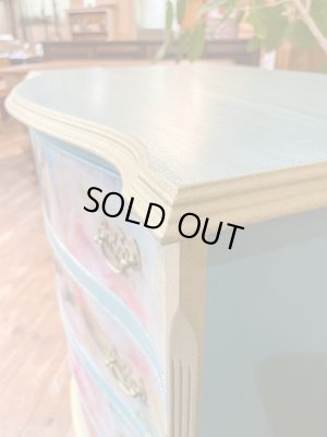 本体カラーは張り地の色に合わせたグリーン