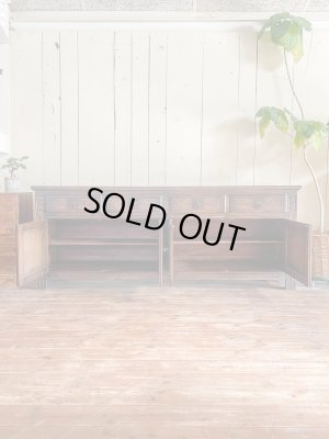 上段は引出し、下段は棚で収納力があるキャビネット