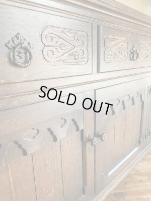 彫刻や立体的な装飾が豪華なアンティークカウンター