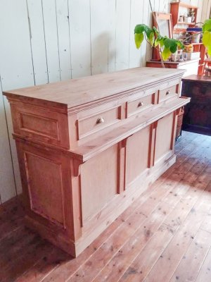 写真はW1600、D570、H950、腰くらいの高さの作業カウンターです。