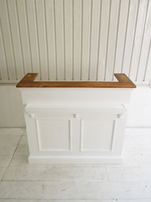 お客さま側には荷物置や商品陳列に使えるシェルフ付き