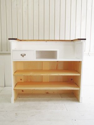 店員側は引き出しが1か所、可動棚2枚、キャッシャーを置く1段下がったスペースを確保