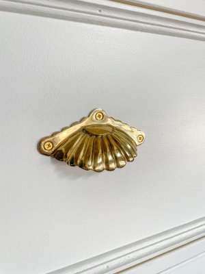 金ピカの真鍮取っ手、マットブラックやシルバーも選べます。