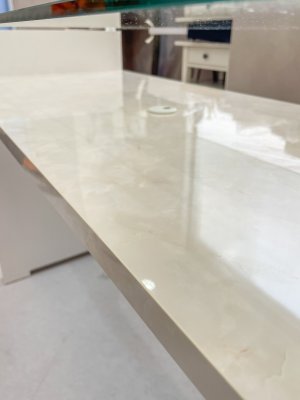 ガラスから覗く棚は大理石メラミン