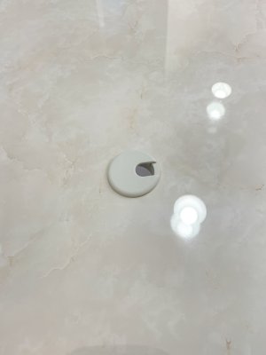 棚の中央にコンセント穴を設置。