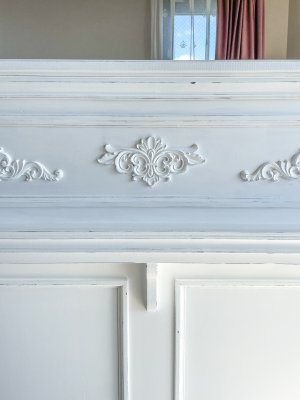 正面にロココ調レリーフを付けてゴージャスに。