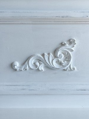 ムラのあるエイジング塗装で、アンティーク家具のように仕上げました。