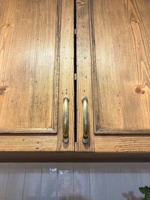 キズや虫食い痕などを再現して使い古した感を出したエイジング仕上げ