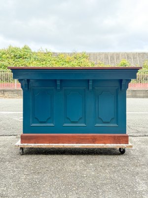 写真はW1350×H800mmのアンティーク調キャビネット