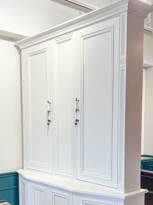 正面は特注アイボリー色（日塗工指定）