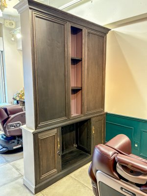 こちらの面は棚と扉収納。