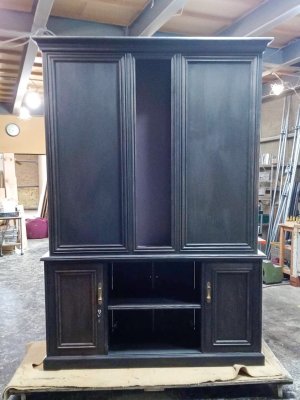 背面はブラックに近いブラウン。