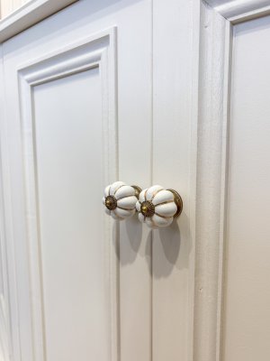 下段キャビネットもかわいい陶器の取っ手