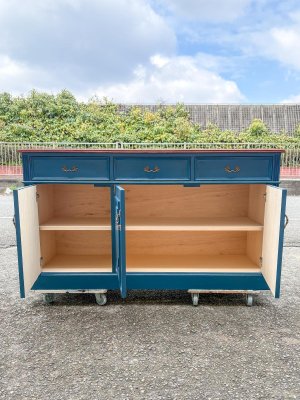 下の扉は棚収納になっています。