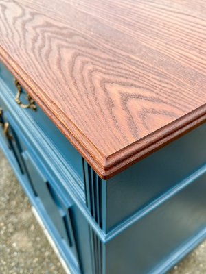 高級感とあたたかみを感じさせるオーク天板