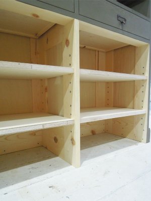 引出し下には高さ調整ができる可動棚