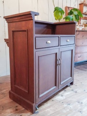 内側に扉と引き出しを付けて、かわいい収納を実現