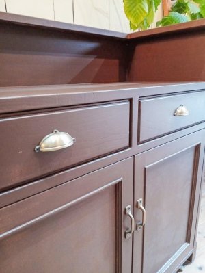 かわいい真鍮取っ手がついた引出し。