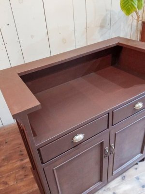 トップ天板はコの字型で、一段下がったところにテーブルがあります。